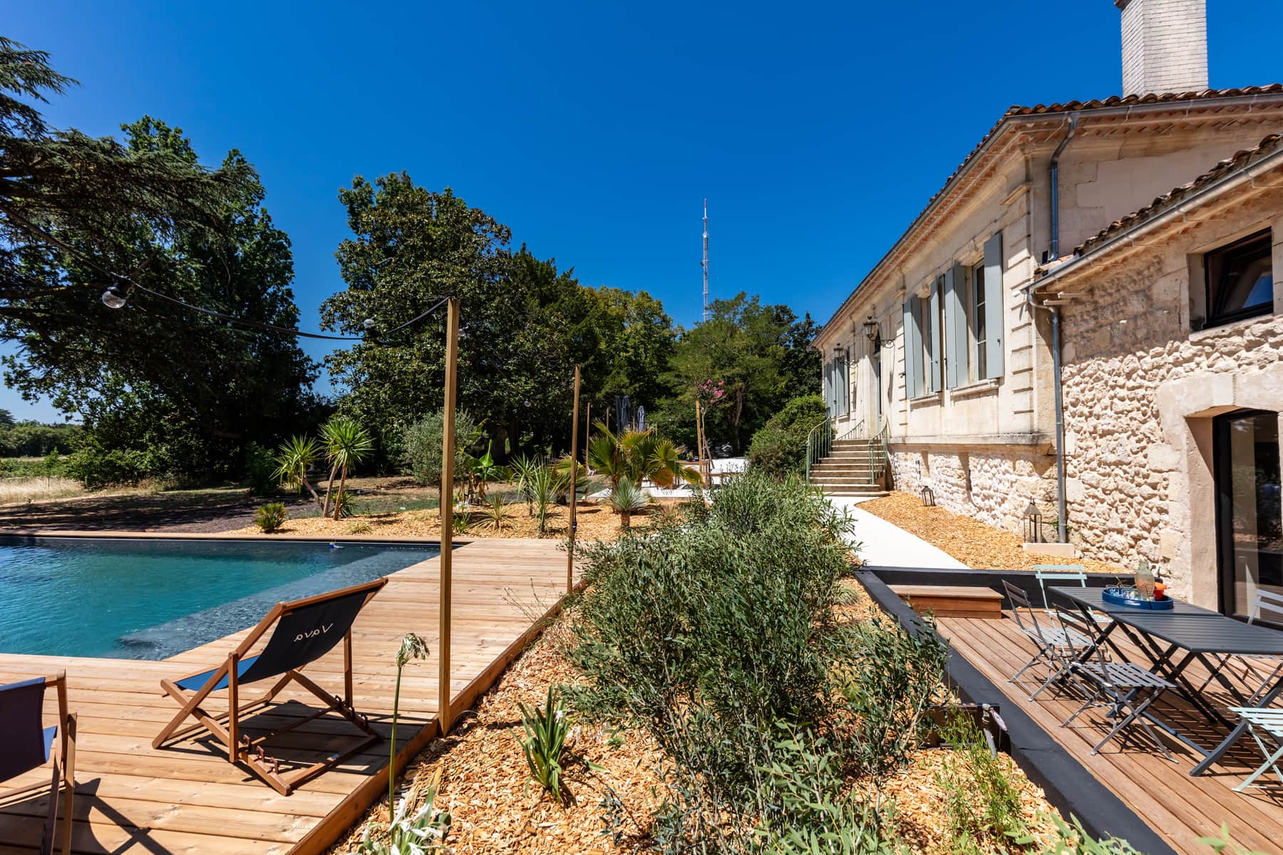 Façade et piscine du Château Cluzel